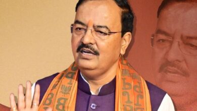 Photo of केशव प्रसाद मौर्य के हेलीकॉप्टर की इमरजेंसी लैंडिंग, चारों तरफ धुएं से घिरे