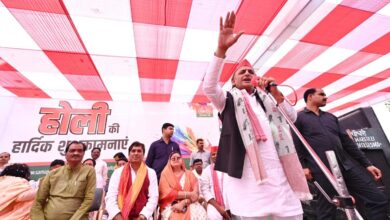 Photo of पूर्व मुख्यमंत्री अखिलेश यादव ने खेली फूलों की होली